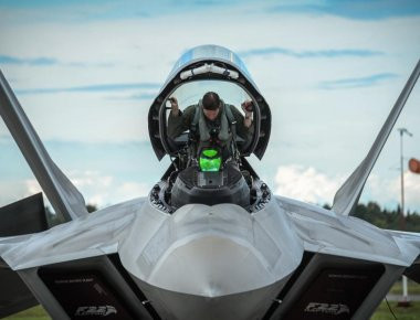 Βίντεο: Το φονικό F-22 Raptor της USAF